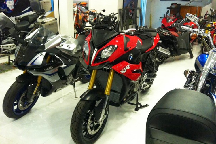 Soi BMW S1000XR co gia ban gan 800 trieu tai VN